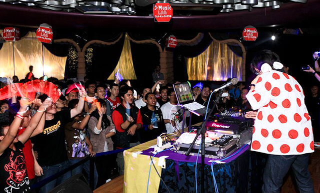 DJ KAZUさんのパフォーマンス
